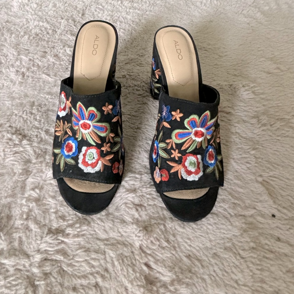 Also open toe embroidered pumps - Picture 2 of 6